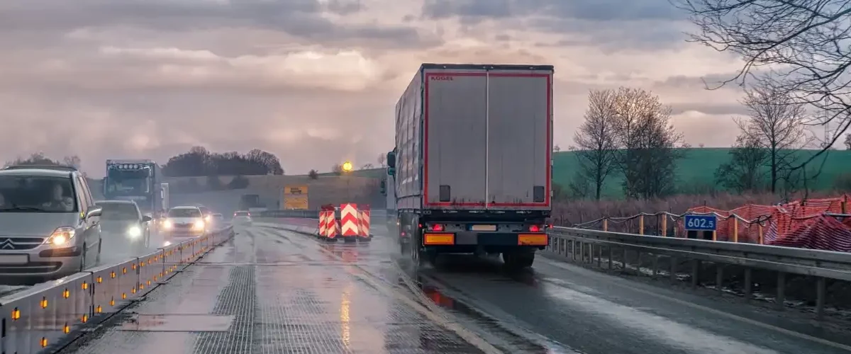 lei da balança: um caminhão carregado é pesado numa balança