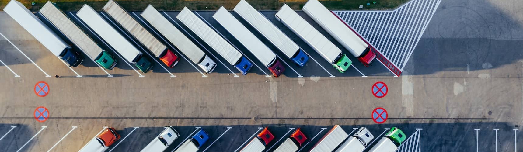 software para gestão de frotas: imagem aérea de vários veículos estacionados