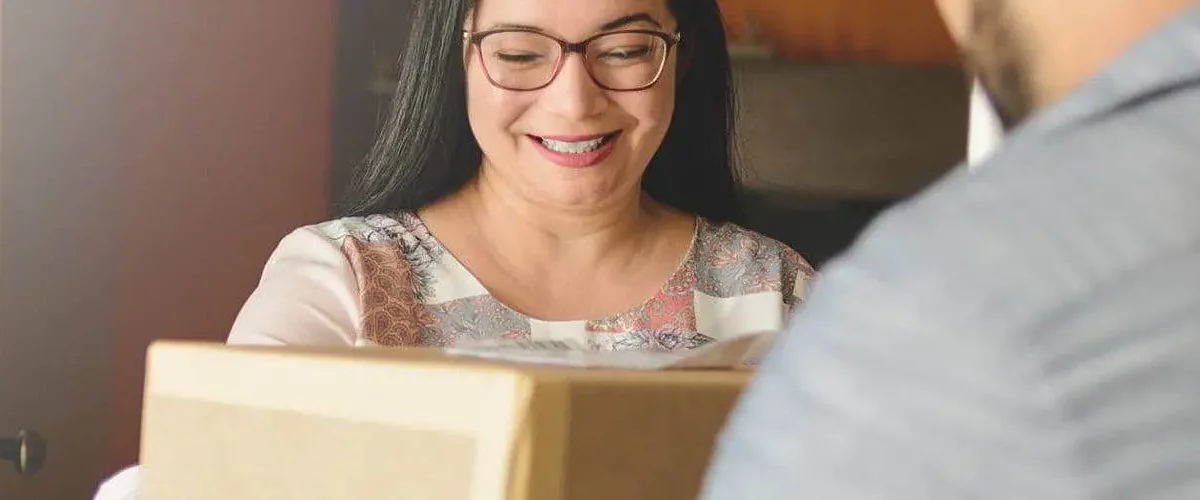 On Time Delivery: uma pessoa recebe a mercadoria em casa