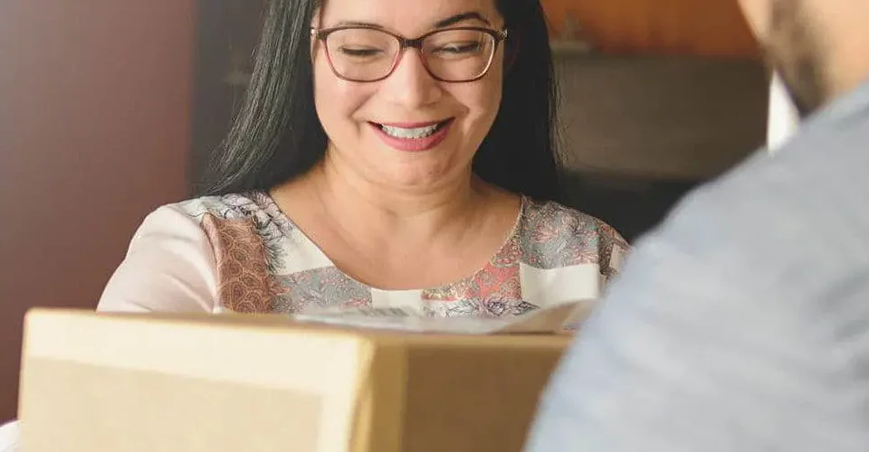 On Time Delivery: uma pessoa recebe a mercadoria em casa