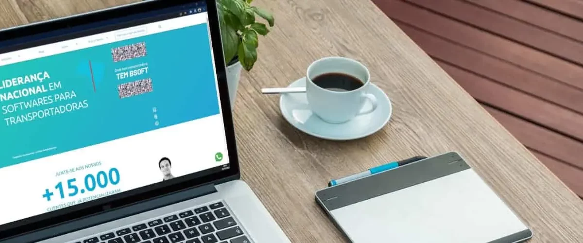 Democratização da tecnologia: um computador aberto em tela o site da Bsoft