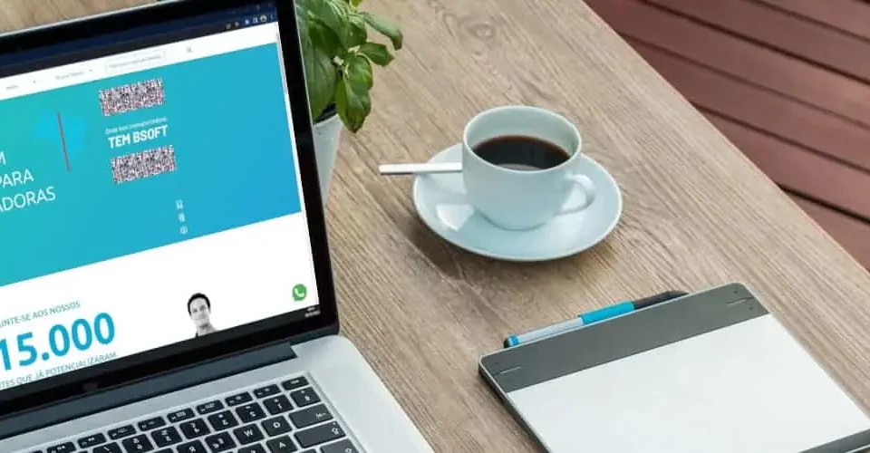 Democratização da tecnologia: um computador aberto em tela o site da Bsoft