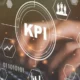 KPIs de logistica: uma pessoa digitando, em primeiro plano a sigla KPI