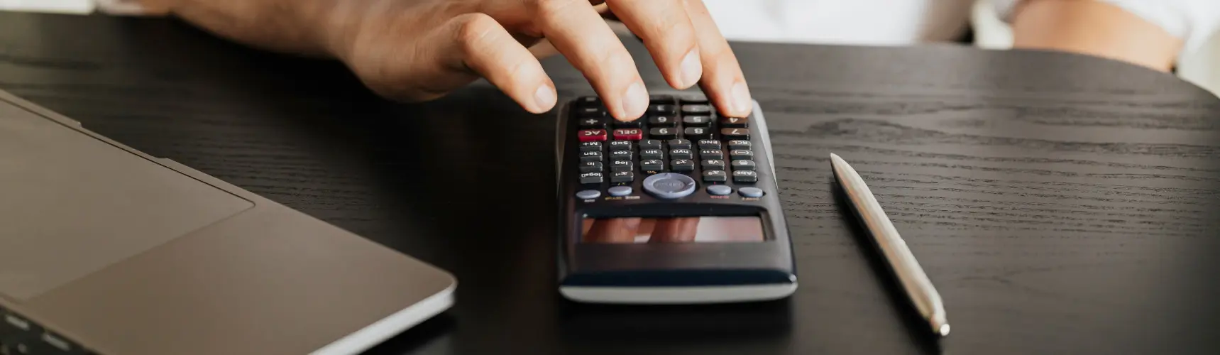 Tributação para transportadoras: um homem utilizando a calculadora.