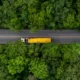 Segurança nas estradas: vista de cima de um caminhão em uma estrada em meio a floresta