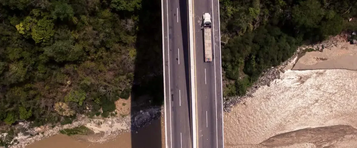 Frete fob: caminhão passando sobre ponte