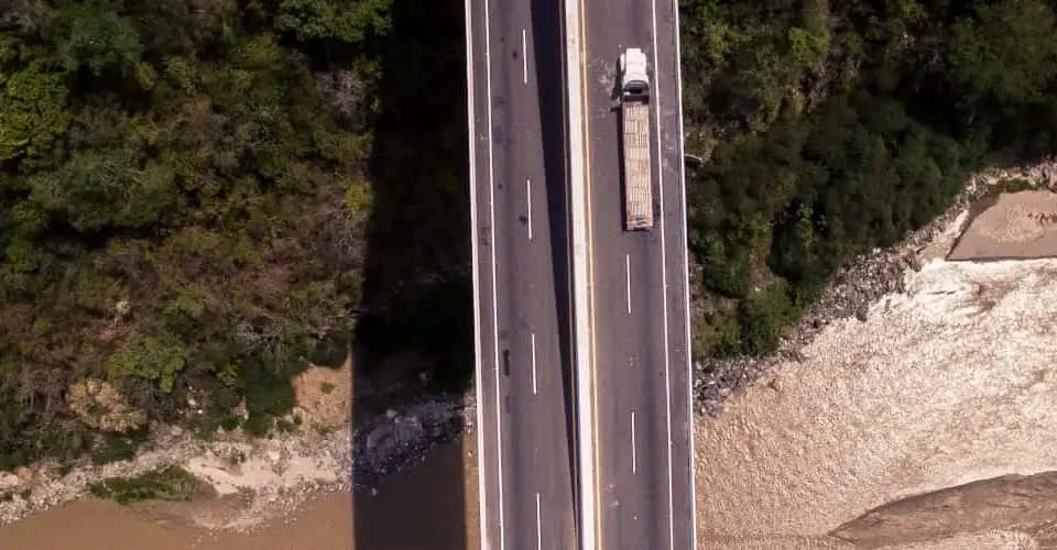 Frete fob: caminhão passando sobre ponte