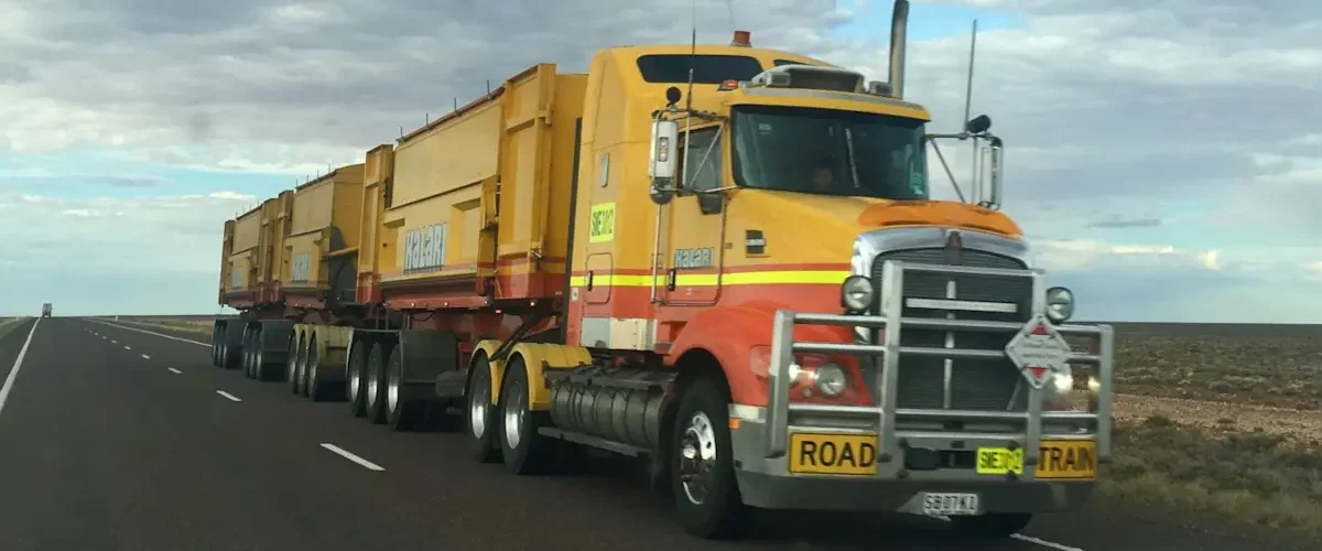 AET - Autorização especial de trânsito: a imagem mostra um caminhão rodo trem em uma estrada