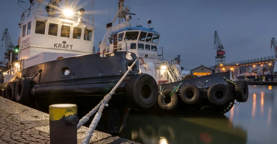 Transporte aquaviário: navios aportados no porto